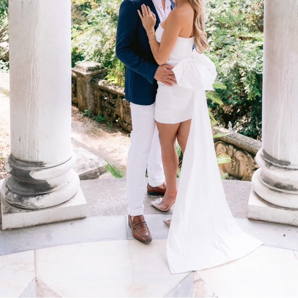 Elegant White Strapless Dress with Bow train